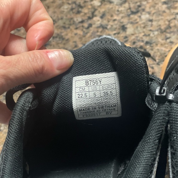 Youth ASICS running shoes EUC - Picture 4 of 5